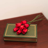 Red Closed Bud Roses 8-Pack - The Original Wooden Rose