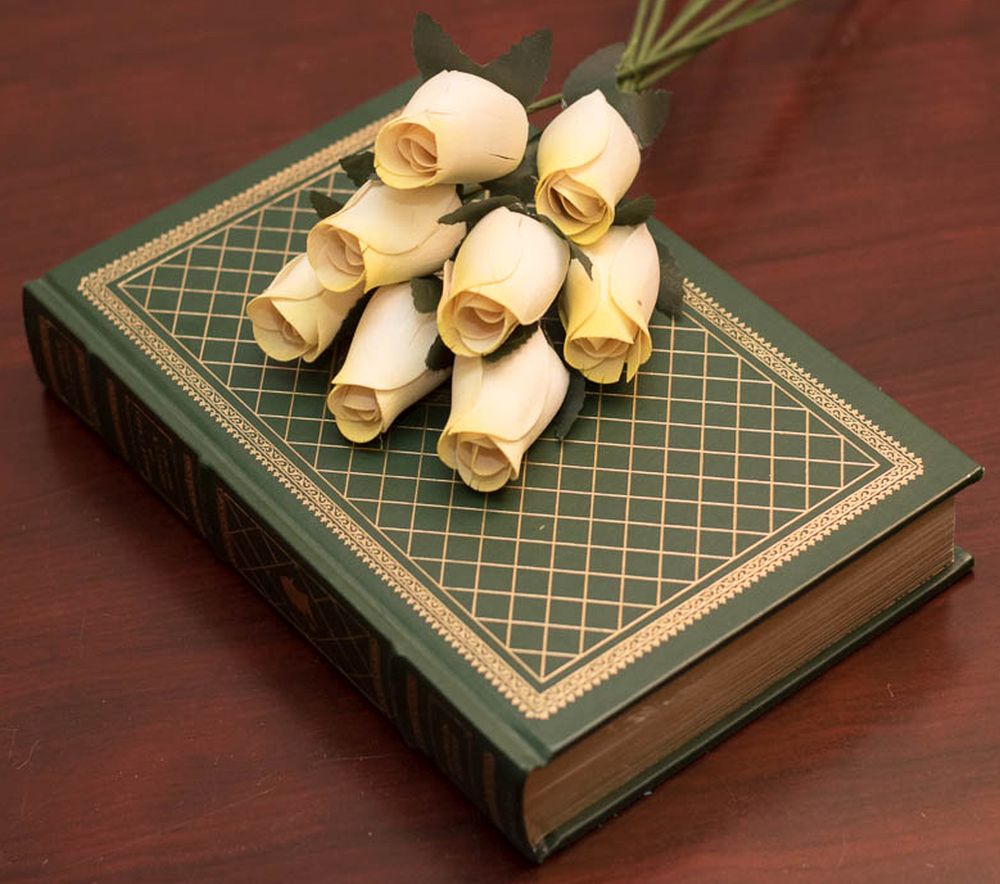 White with Yellow Tips Closed Bud Roses 8-Pack - The Original Wooden Rose